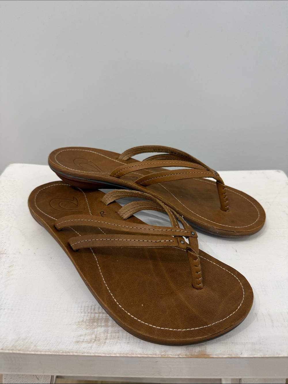 Women's OluKai Sahara Brown Leather Thong Sandals EUC